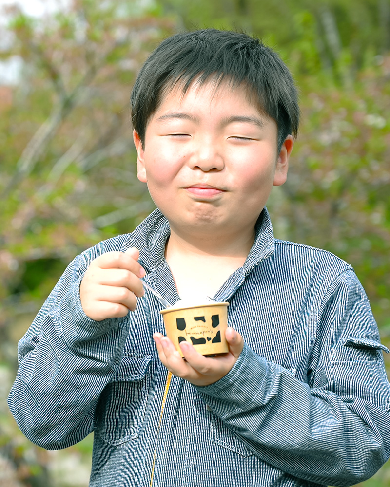 笑顔でアイスを食べる男の子